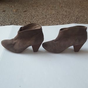 Steve Madden | Pembrook taupe suede booties 8M